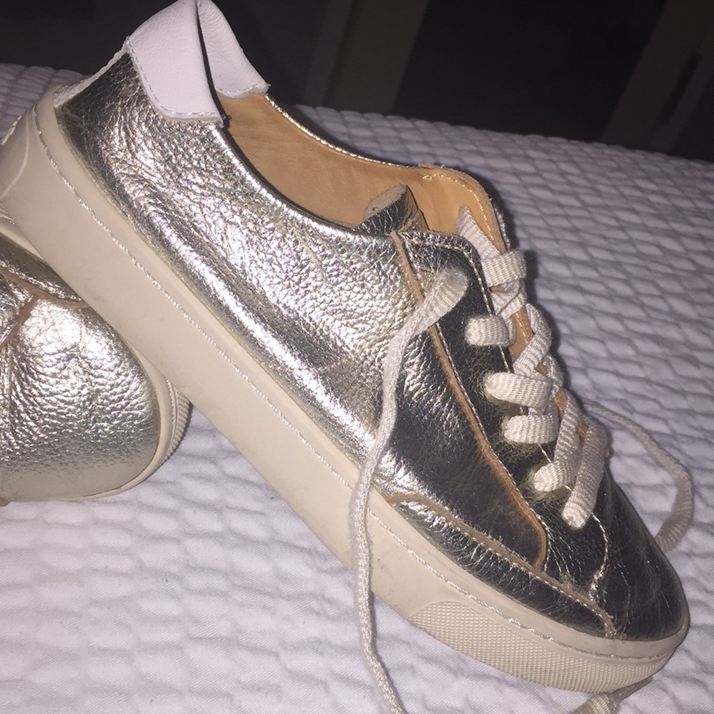 Tennis shoes/Gold leather/5.5